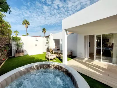 Piscina en o cerca de Bungalow de diseño hidromasajes terraza y piscina.