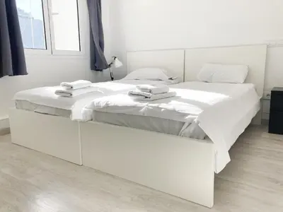 Cama o camas de una habitación en Intimate & stylish beach apartment with balcony