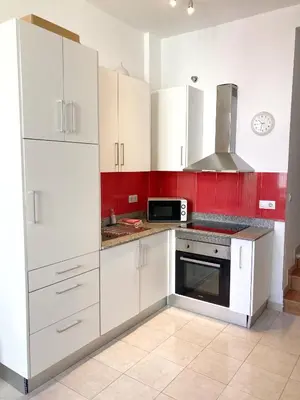 Una cocina o zona de cocina en Intimate & stylish beach apartment with balcony