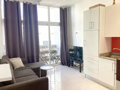 Una televisión o centro de entretenimiento en Intimate & stylish beach apartment with balcony