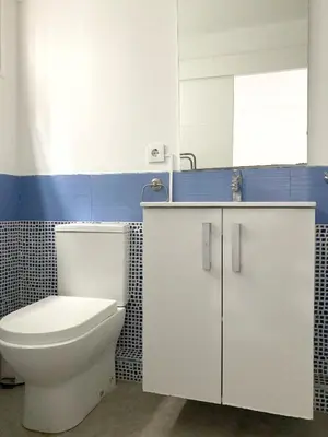 Un baño de Intimate & stylish beach apartment with balcony