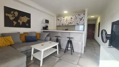 Una televisión o centro de entretenimiento en The SunSpot Apartment Playa del Inglés