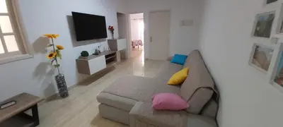 Una televisión o centro de entretenimiento en LA CASITA VECINDARIO