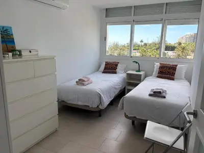 Cama o camas de una habitación en Holiday apartment with direct sea promenade access