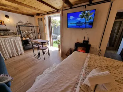 Una televisión o centro de entretenimiento en El Nido Fuente Hervera. Precioso Loft con Bañera de Hidromasaje