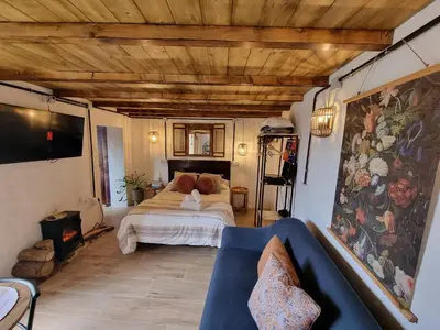 Cama o camas de una habitación en El Nido Fuente Hervera. Precioso Loft con Bañera de Hidromasaje