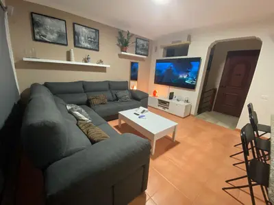 Una televisión o centro de entretenimiento en Villa Mogan Mall, con jacuzzi y PlayStation 5
