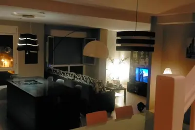 Una televisión o centro de entretenimiento en luminoso duplex en Las Canteras (Surf Zone)