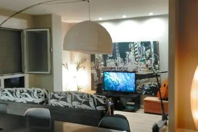 Una televisión o centro de entretenimiento en luminoso duplex en Las Canteras (Surf Zone)