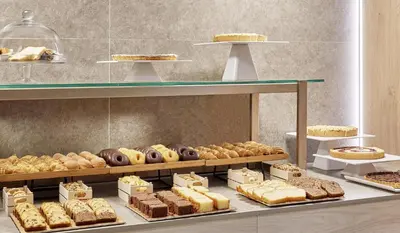 Comida en o cerca de este hotel