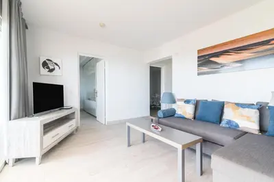 Una televisión o centro de entretenimiento en Home2Book Stunning Apartment Rocas Rojas