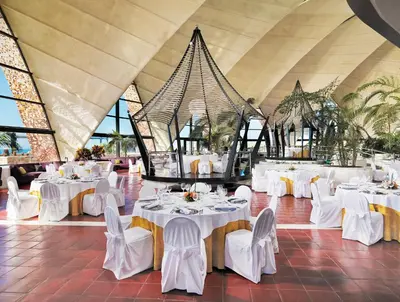 Un restaurante o sitio para comer en H10 Playa Meloneras Horizons Collection
