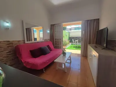 Una televisión o centro de entretenimiento en Bungalow Santa Fe en Playa del Inglés