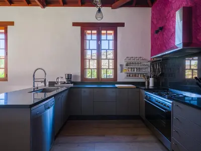 Una cocina o zona de cocina en Beautiful beach house in traditional Canarian style