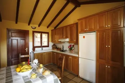 Una cocina o zona de cocina en Vivelorural Casa rural Las Rosas con piscina