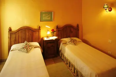 Cama o camas de una habitación en Vivelorural Casa rural Las Rosas con piscina