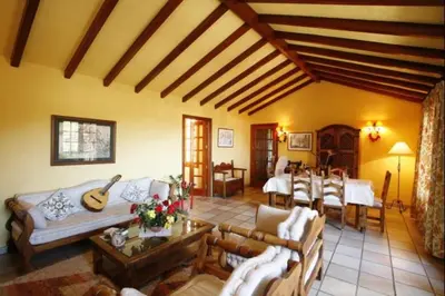 Zona de estar de Vivelorural Casa rural Las Rosas con piscina