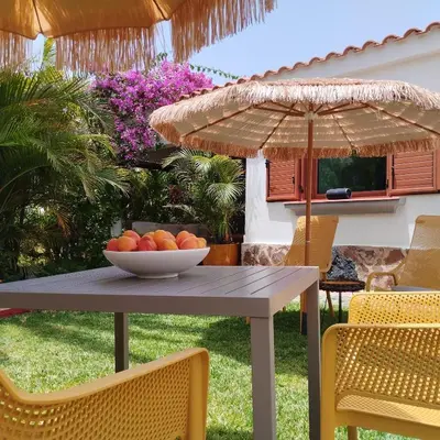 Plano de Bungalow tropical con piscina y aire acondicionado