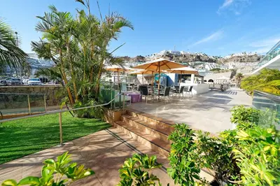 Jardín al aire libre en Morasol Suites