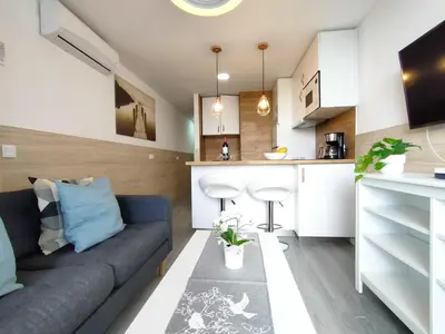 Una cocina o zona de cocina en Light Blue Holiday Home