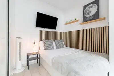 Cama o camas de una habitación en Minimalist & Exterior Studio Next to the Beach