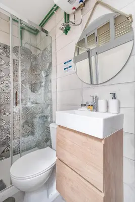 Un baño de Minimalist & Exterior Studio Next to the Beach