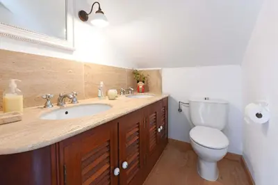 Un baño de Pool Suite Carmen