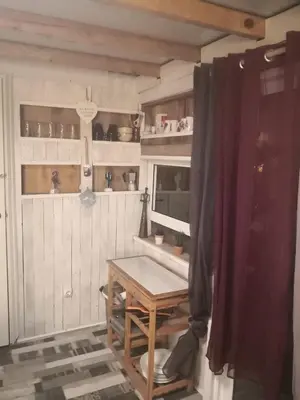 Una cocina o zona de cocina en Flor de Loto Romantic Woodhouse casita camping