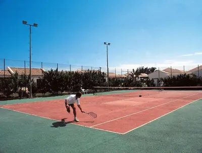 Instalaciones para jugar a tenis o squash en Bungalows Campo Golf o alrededores