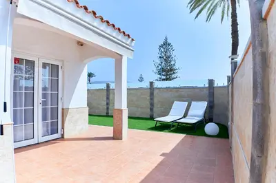 Un patio o zona al aire libre en BUNGALOW LOS ARCOS