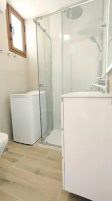 Un baño de Ojo de Halcón by CASAS COCODRILO