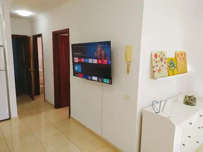 Una televisión o centro de entretenimiento en Playa Canteras Aqui Te Espero