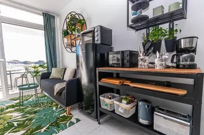 Una cocina o zona de cocina en Your Happy Place Private Parking