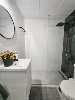 Un baño de Your Happy Place Private Parking