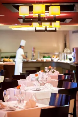 Comida en o cerca de este apartahotel