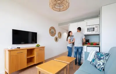 Una televisión o centro de entretenimiento en MUR Apartamentos Buenos Aires Gran Canaria