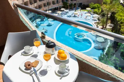 Comida en o cerca de este apartahotel