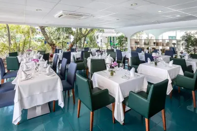 Un restaurante o sitio para comer en MUR Bungalows Parque Romantico