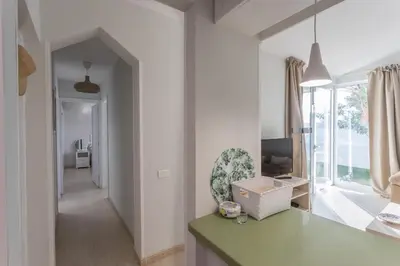 Una televisión o centro de entretenimiento en Luxury Bungalow - Private Terrace - Pool - AirCon