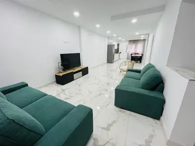 Una televisión o centro de entretenimiento en HOLA SUITE