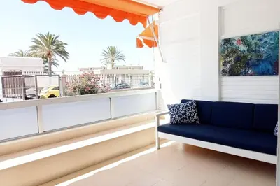 Zona de estar de Apartment with large terrace, 10 meters from Playa de las Burras