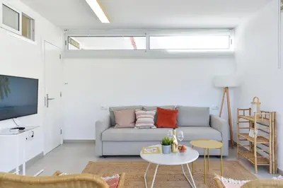 Una televisión o centro de entretenimiento en Apartment La Maresia CB9A by VillaGranCanaria