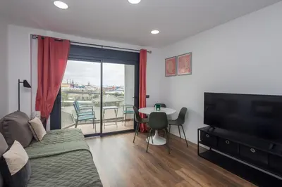 Una televisión o centro de entretenimiento en SG Harbor Lights Canteras Beach - Parking incluido