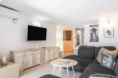 Una televisión o centro de entretenimiento en Moser Living Premium Apartments - Puerto Rico