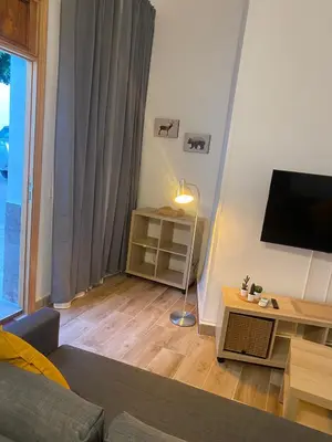 Una televisión o centro de entretenimiento en Casas La Aldea Suites Plaza