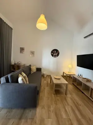 Una televisión o centro de entretenimiento en Casas La Aldea Suites Plaza
