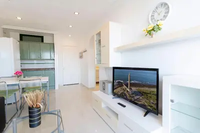 Una televisión o centro de entretenimiento en APARTAMENTO SCORPIO 514 by Homestaygrancanaria