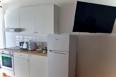 Una cocina o zona de cocina en Cozy Apartment With Garden