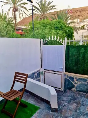 Un balcón o terraza de Cozy Apartment With Garden