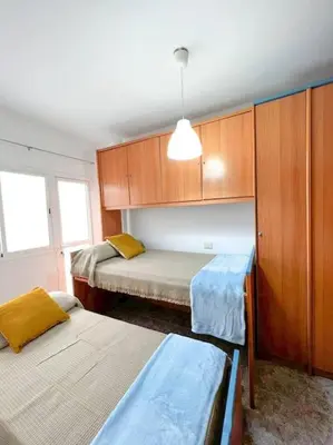 Cama o camas de una habitación en Cosy apartment near the beach